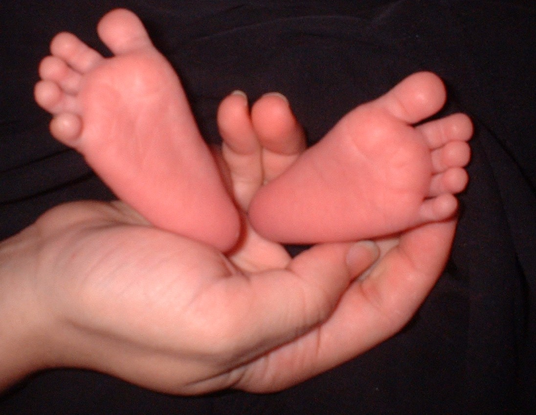 baby-feet-no-shoes-running2